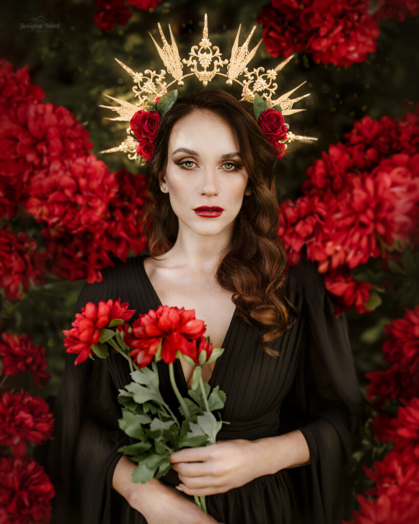Królowa Szkarłatu i Cienia: Bajkowa Sesja Kobieca Fine Art 👑 | Fotograf Justyna Taboł