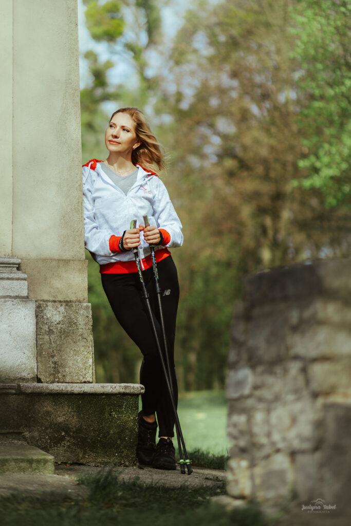 Sesja wizerunkowa instruktorki nordic walking – Kasia wśród alei czereśniowej | Góra Świętej Anny