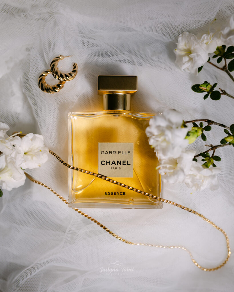 Sesja produktowa perfum – Chanel, Kylie i klasyczna biel | fotografia studyjna