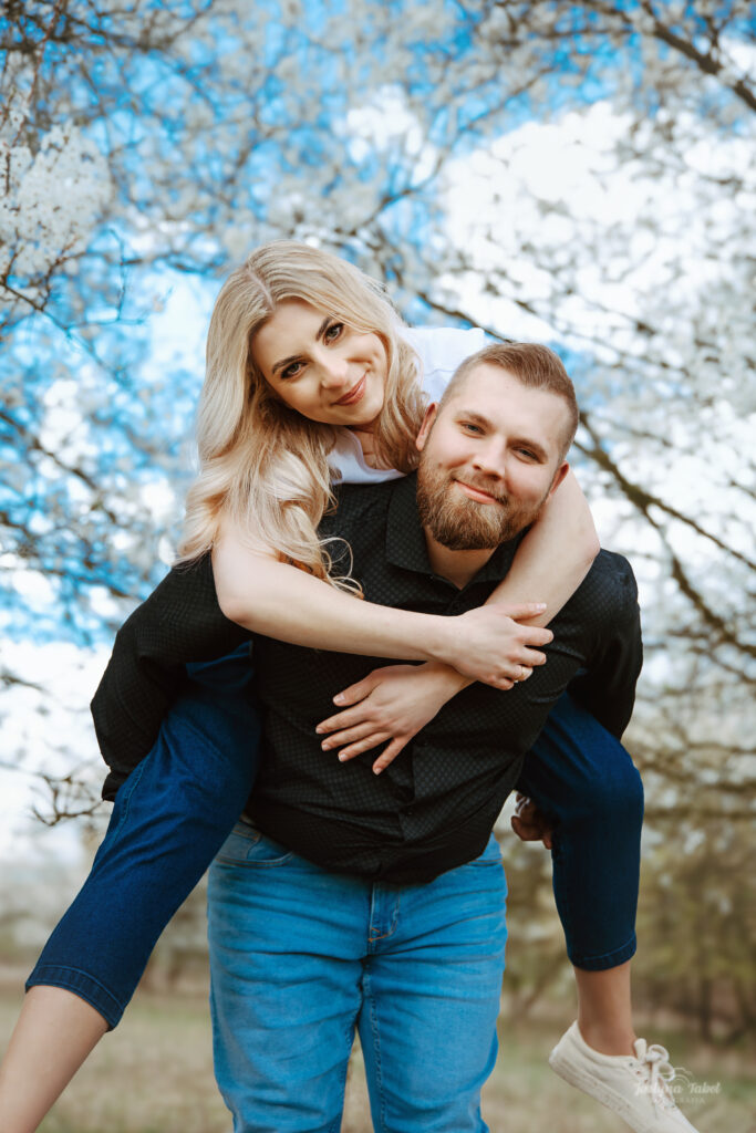 Wiosenna sesja narzeczeńska wśród białych kwiatów – Daria i Damian | Fotograf Opole