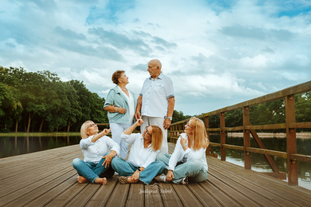 Rodzinna sesja nad jeziorem przy zamku Moszna - justynafotografia.pl