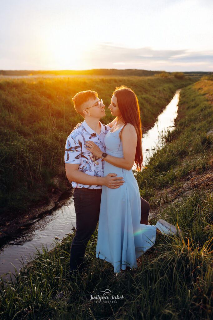 Zachód słońca i wspomnienia – sesja narzeczeńska Oli i Dawida.