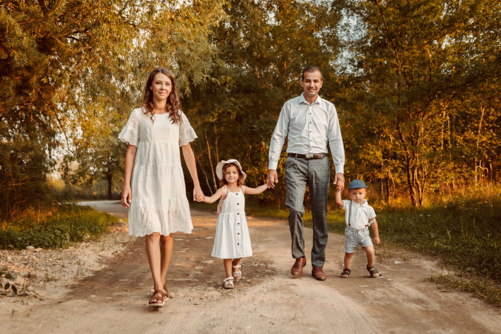 Sesja Rodzinna w Plenerze 🌻 Nawłoć i Letnie Światło | Fotograf Justyna Taboł