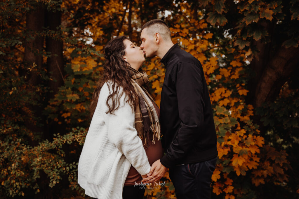 Sesja Brzuszkowa Kielce – Jesienna Fotografia Ciążowa