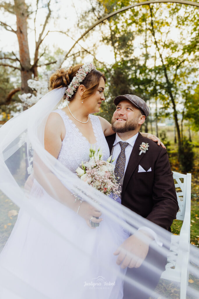 Reportaż ślubny Natalii i Jarka – Dworek i Restauracja Pod lasem. Jesienne Słońce i 19 lat miłości.